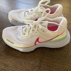 Nike Women's ZoomX Invincible Run Flyknit Running Shoes 7.5
